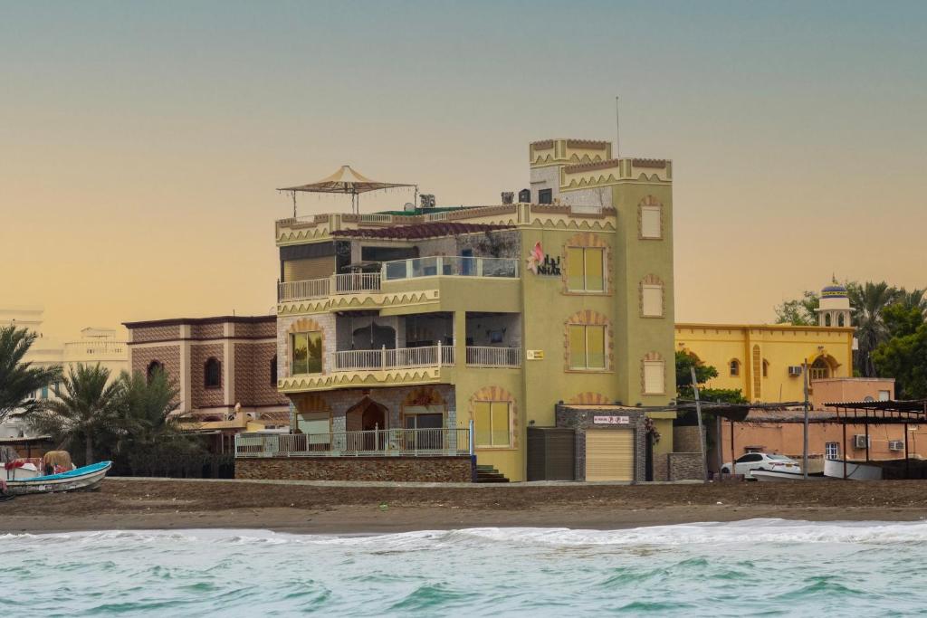 واجهة بيت نهار للضيافة المطلة على شاطئ صحار